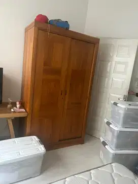satu set meja dan lemari