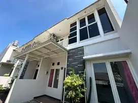 Disewakan Rumah 2 Lantai Lokasi Strategis Surabaya Barat
