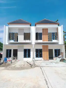 Rumah 2 lantai, pinggir jalan , bisa KPR bank apa saja.