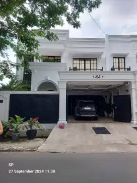 Rumah Mewah Mediterania Tropical Dgn Kolam Renang Pribadi Semi Furnish