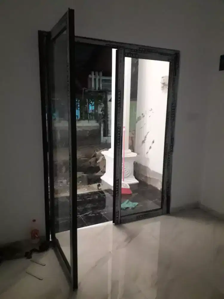 Pintu kaca aluminium