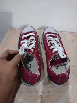 Sepatu Converse low merah