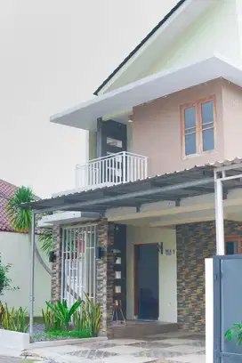 Rumah Cantik Full Furnished Menarik Dalam Perumahan Area Jogja Utara