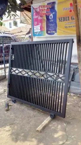 Pembuatan pagar dan pintu dorong