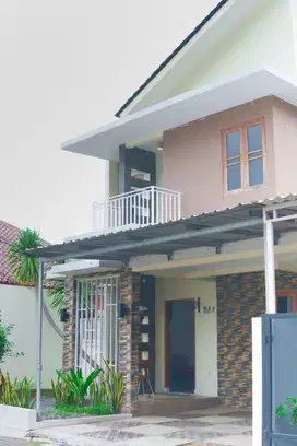 Rumah Cantik Full Furnished Menarik Dalam Perumahan Area Jogja Utara