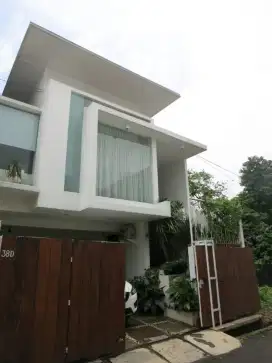 Dijual rumah 2.5 lantai di Pejaten Barat Jakarta Selatan siap huni