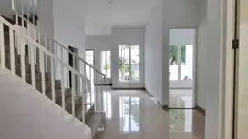 Minimalis, depan Taman di Darmo Permai