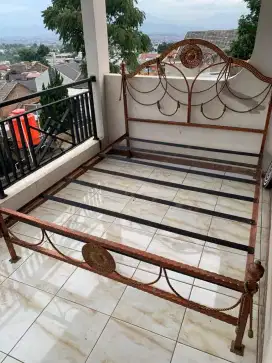 Dijual Ranjang Besi plus Spring Bed di Padasuka Atas