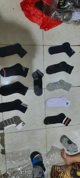 Kaos kaki rebook