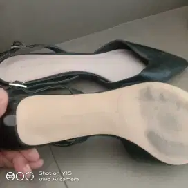 Sepatu selop hitam charles and keith