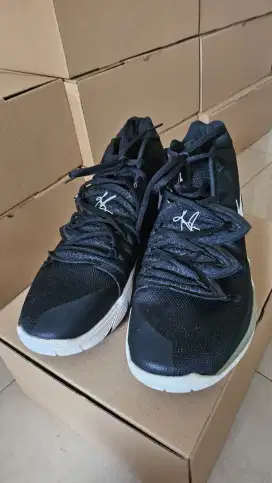 Sepatu Basket Nike Kyrie Lrving 4 Black Magic ORIGINAL