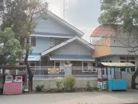 Dijual Rumah di hook strategis, halaman luas dua lantai pasti cocok .