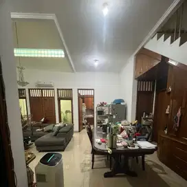 Rumah siap tinggal selangkah ke PIM 3, dengan jalan 2 mobil hampir 3