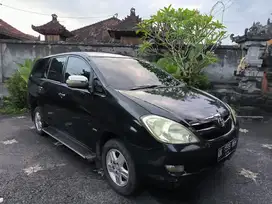 Kijang Innova Hitam