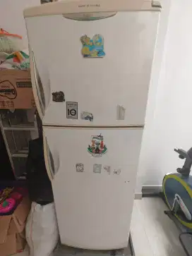 Kulkas merk Sharp dan toshiba