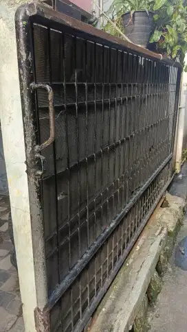 Pagar besi rumah