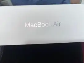 kotak MacBook Air 13 inci dengan chip M3 Apple