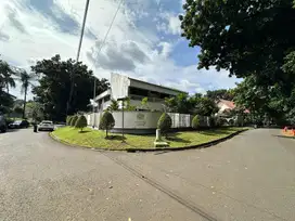 Dijual rumah lama di Jl Sekolah Duta - Pondok Indah - Jakarta Selatan