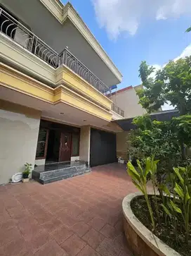 DISEWAKAN RUMAH TERAWAT GRAHA FAMILI 2 LANTAI LOKASI STRATEGIS