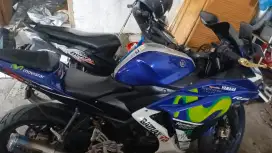 Menjual motor Yamaha R25