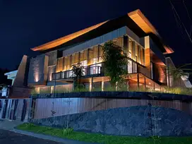 Rumah Manyar Kertoadi Tropis Modern, Punya Waterfall 10 Meter