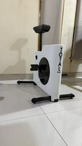 Sepeda statis merk total bike warna putih