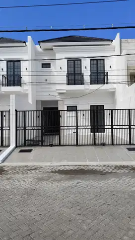 Rumah Gress American Style di Sutorejo Timur ROW 5-6 Mobil Luebar Poll