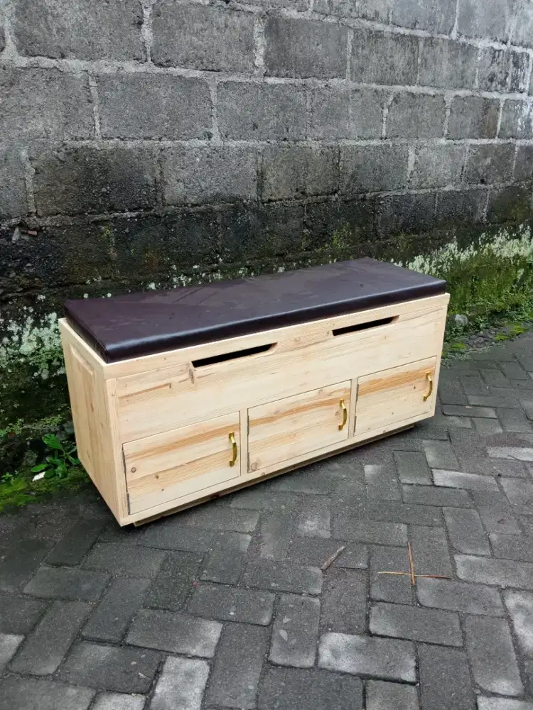 Tempat duduk sekaligus tempat penyimpanan