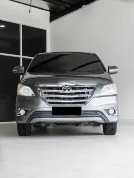 Toyota Innova 2.0 V Luxury 2015