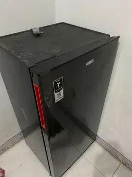 Jual kulkas aqua 1 pintu pakai hanya 3 bulan dari baru