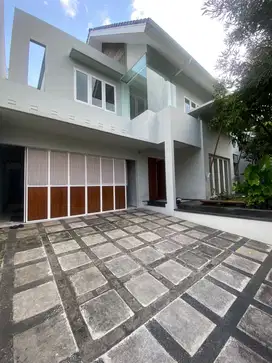 Disewa Rumah Mewah dengan Kolam Renang Pribadi di Kawasan Pondok Indah