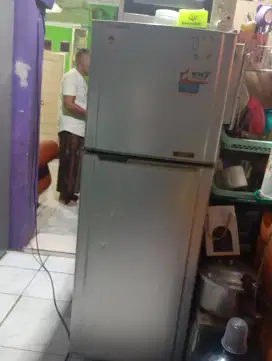 Kulkas Toshiba bekas