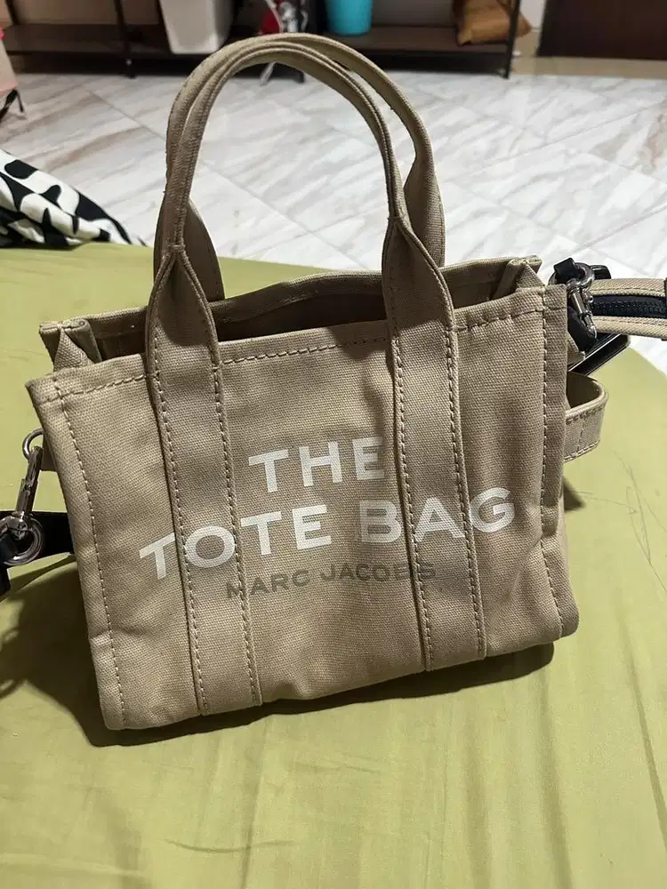 the marc jacobs medium tote beige