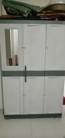 Lemari Pakaian Praktis