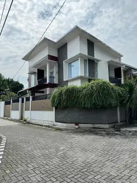 Rumah Mewah Full Furnished Di Jalan Palagan Km 8