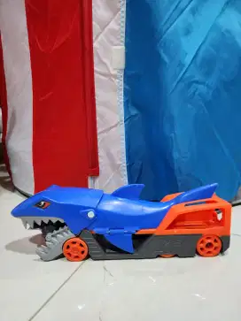 Hot Wheels City Shark Chomp Transporter Playset - Mainan Trek Mobil