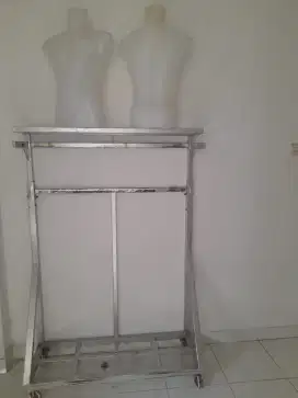 Rak pajangan baju