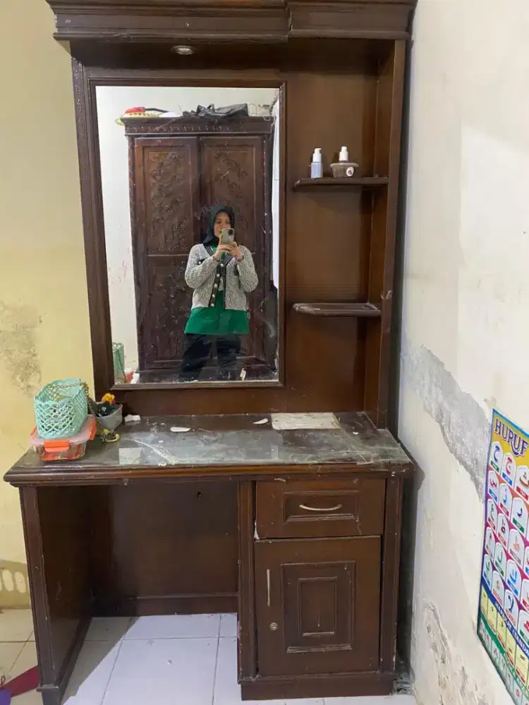 DIJUAL LEMARI HIAS KONDISI 75% MASIH BAGUS