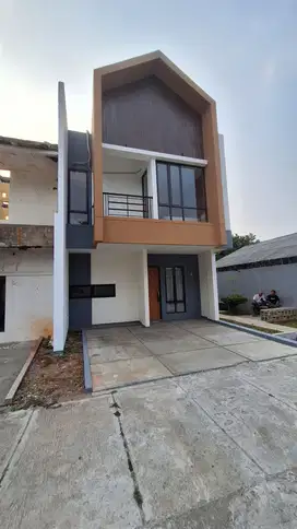 DI JUAL RUMAH 2 LANTAI LOKASI DI PINGGIR JALAN RAYA