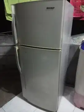 Kulkas bekas 2 pintu merk SHARP.