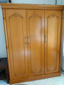 Lemari pakaian 3 pintu