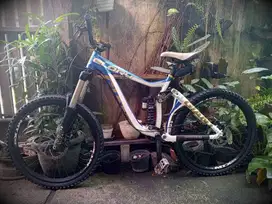 Sepeda Mtb Giant Glory 00 downhill M