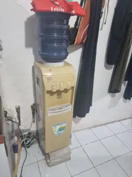 Dispenser + kulkas mini
