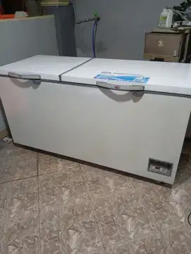 Dijual freezer bok 607 liter merek GEA