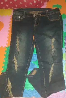 Celana jeans sobek