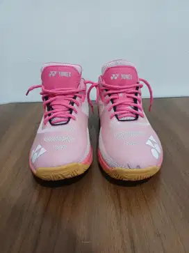 Sepatu badminton wanita