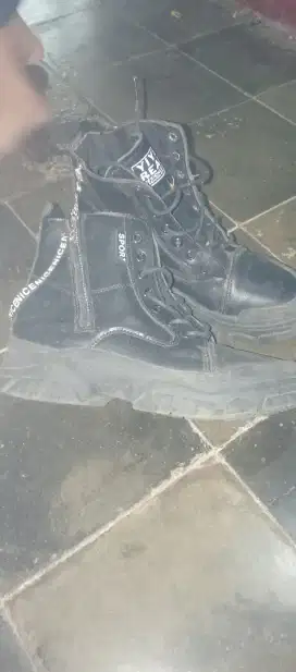Sepatu hitam tinggi