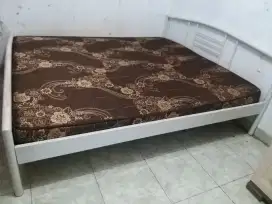 Tempat tidur besi