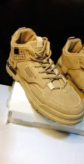 Sepatu Outdoor coklat size 39+