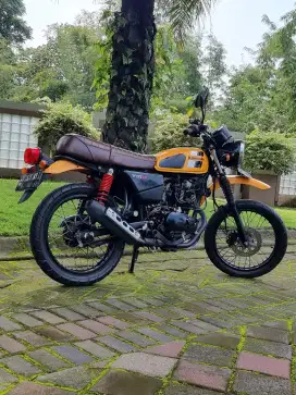 Kawasaki W175 TR warna Kuning thn 2021 Odo 17rb Koko Motor